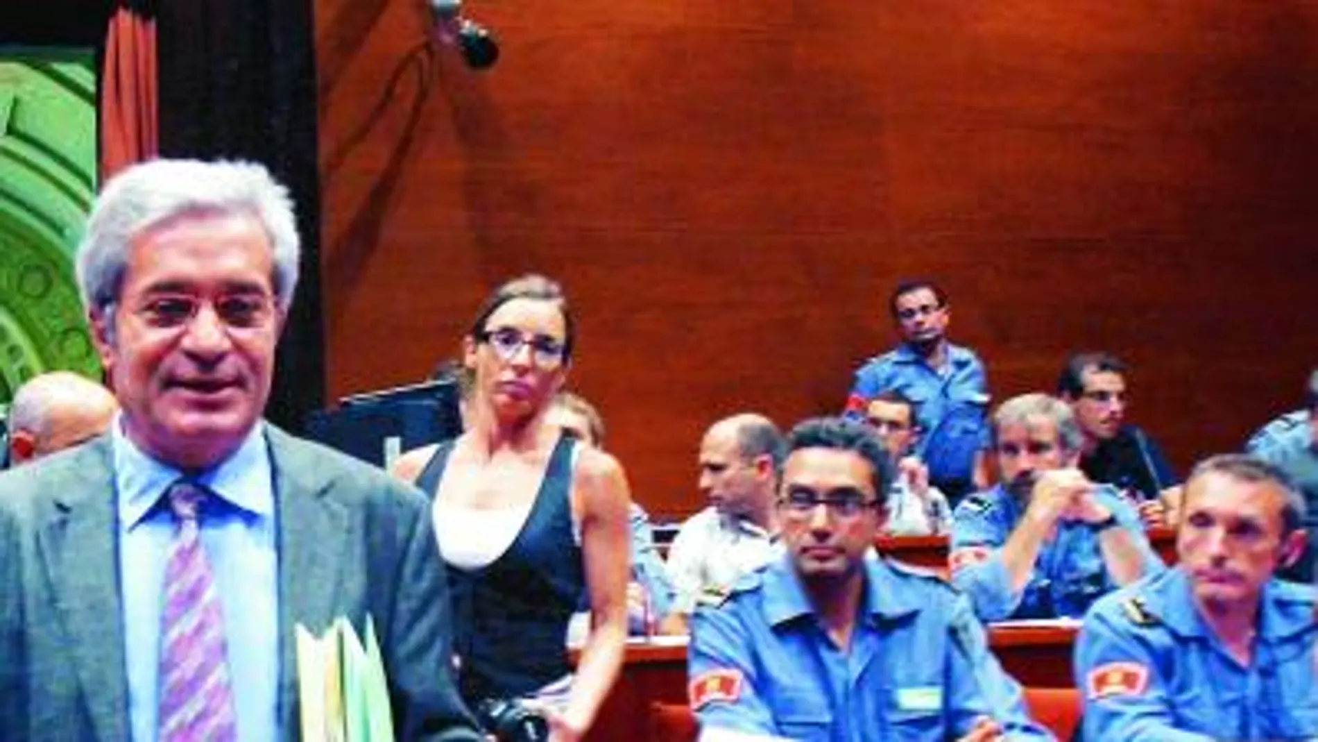 El ex conseller de Interior, Joan Saura, durante la comisión de investigación del incendio de Horta de Sant Joan en el Parlament