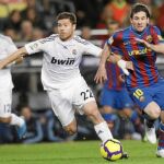 Xabi Alonso y Messi, durante un partido entre el Real Madrid y el Barcelona