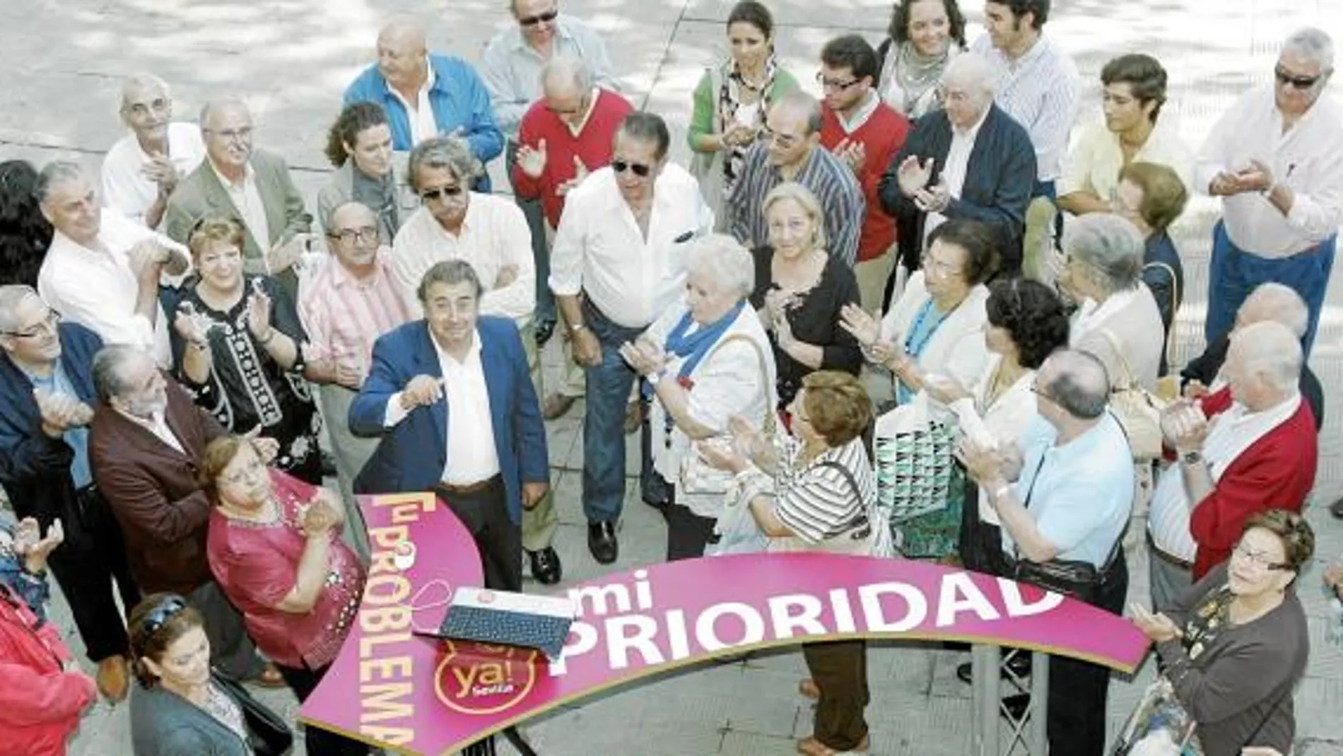 El candidato del PP a la Alcaldía, Juan Ignacio Zoido, rodeado por los vecinos del entorno de San Vicente de Paúl