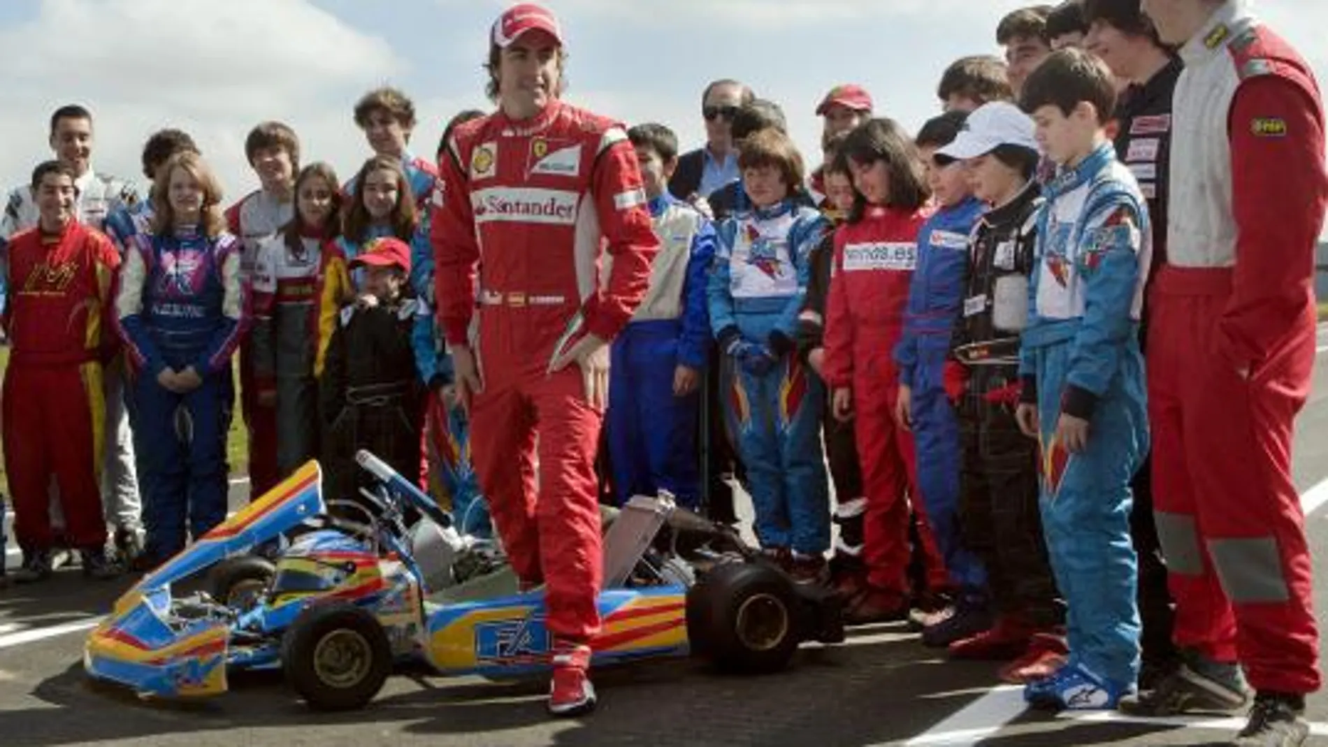 Fernando Alonso ha realizado hoy ante 4.000 personas la prueba de asfalto del circuito de karting del complejo deportivo que lleva su nombre, ubicado en La Morgal, en el concejo asturiano de LLanera.
