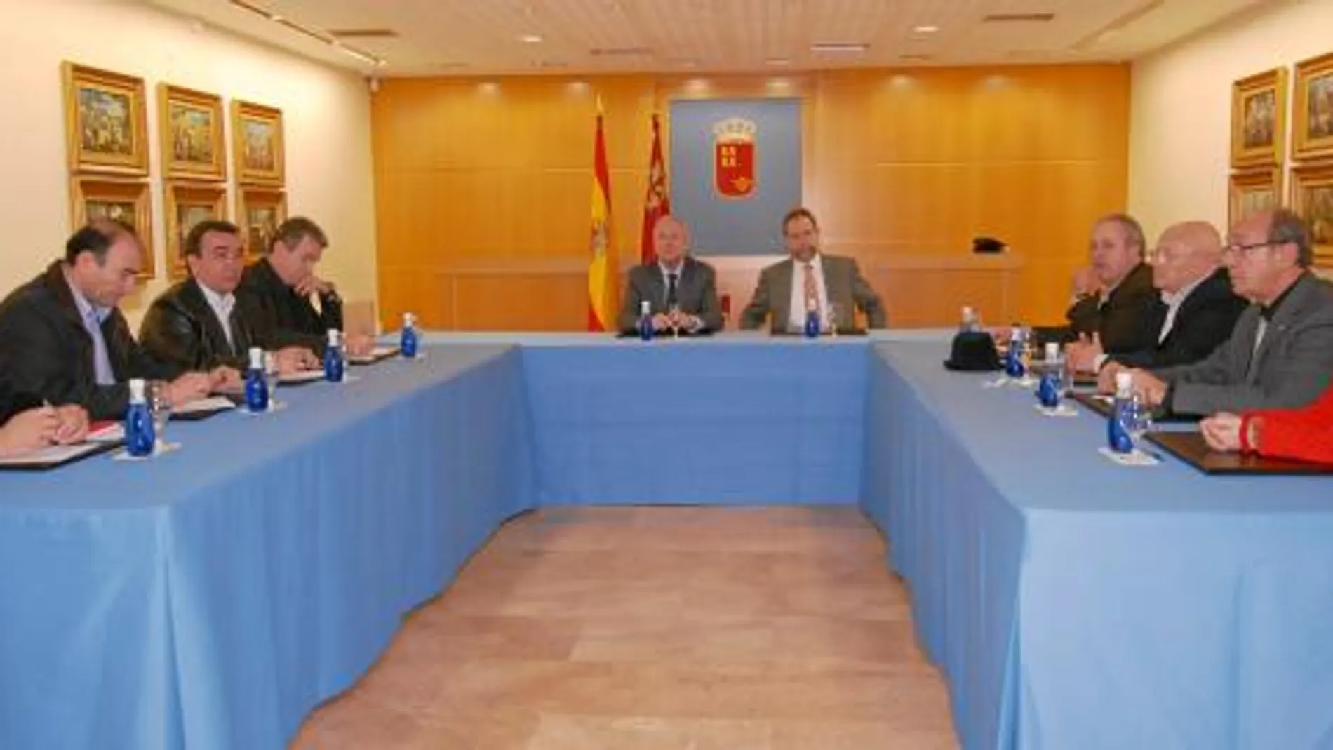 El presidente de la Comunidad, Ramón Luis Valcárcel, y el consejero de Educación, Formación y Empleo, Constantino Sotoca, presidieron el encuentro con los sindicatos