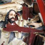 Los atacantes destrozaron mobiliario e imágenes como la de este Cristo durante el asalto
