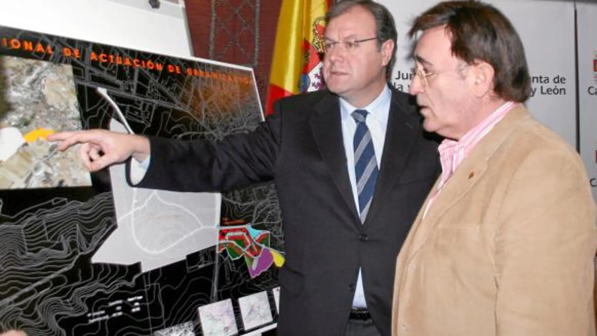 El consejero Antonio Silván y el alcalde de Cuéllar, Jesús García, presentan el proyecto ‘Trascastillo'