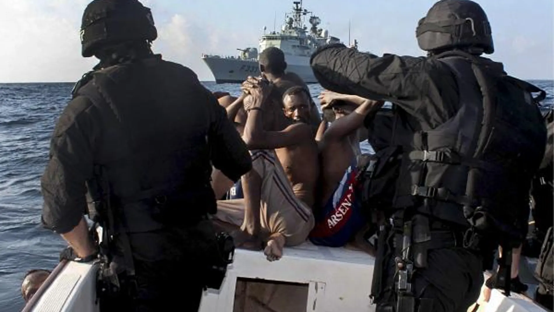 Marines portugueses de la fragata NRP "Alvares Cabral"capturan a un presunto grupo de piratas en el golfo de Adén (Somalia). 18/12/2009