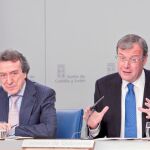 Antonio Silván explica el seguro, en presencia del portavoz, José Antonio de Santiago-Juárez
