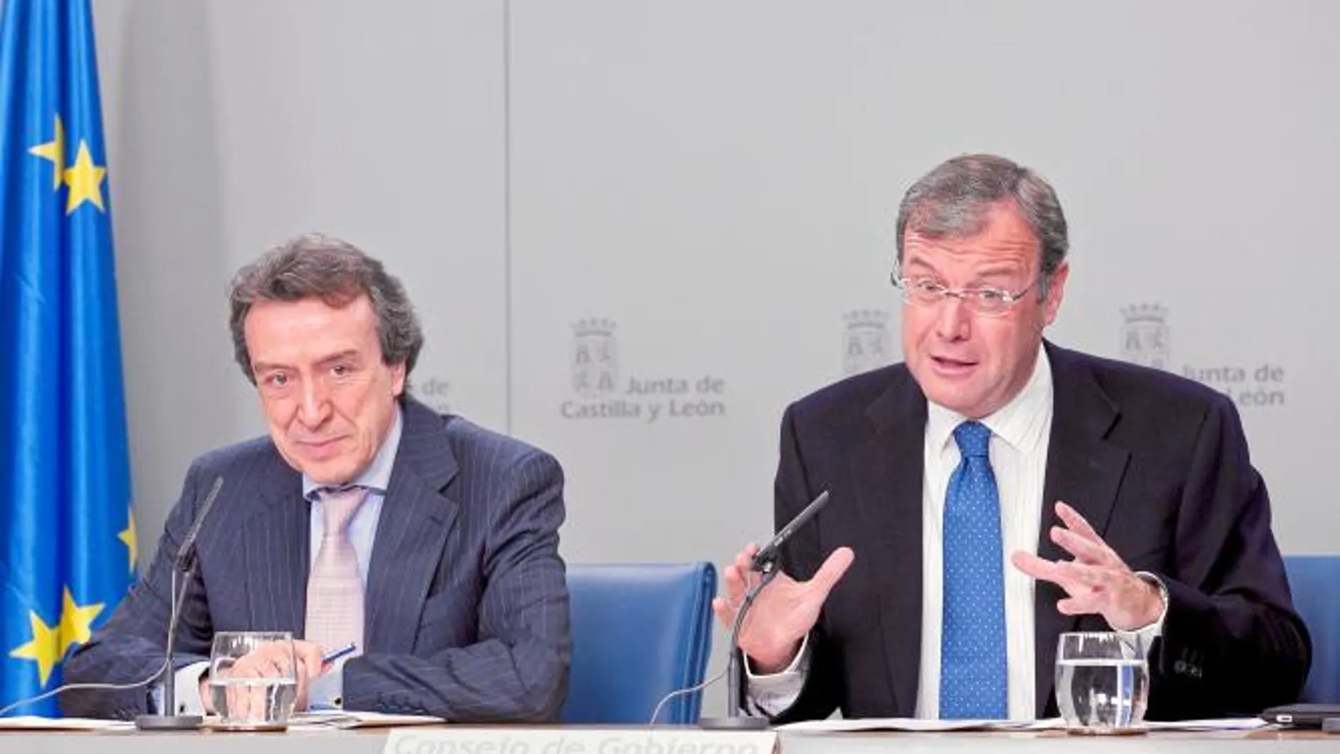 Antonio Silván explica el seguro, en presencia del portavoz, José Antonio de Santiago-Juárez