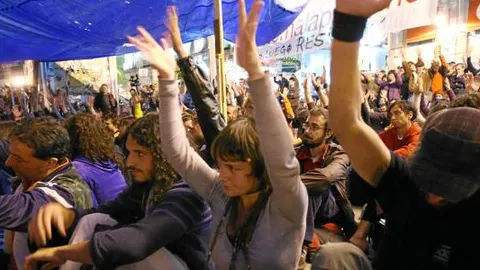 El sistema de votaciones hace imposible que los «indignados» alcancen cualquier decisión que ponga fin a la acampada