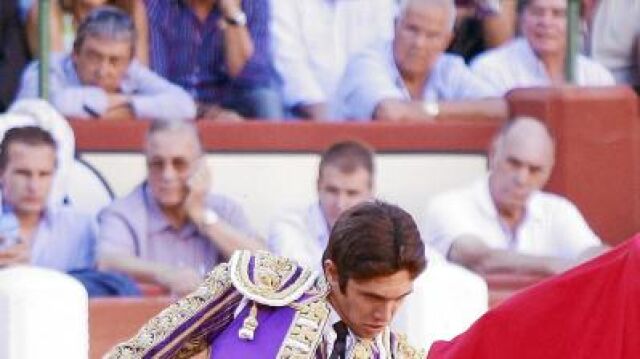 El diestro galo da un pase de pecho, ayer, en el coso pucelano