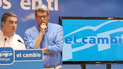 Ricardo Tarno y Elías Bendodo criticaron ayer la ausencia del presidente andaluz durante agosto
