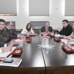 Miembros de las asociaciones de autónomos ATA y UPTA, ayer con los representantes socialistas