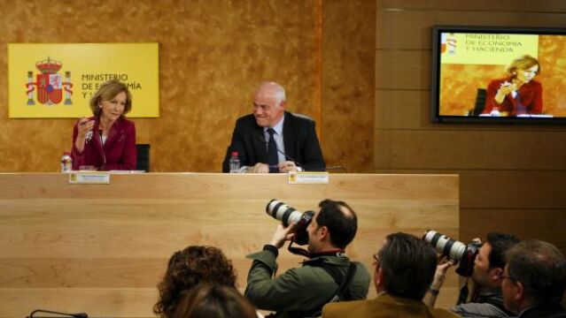 La vicepresidenta segunda y ministra de Economía y Hacienda, Elena Salgado, junto al secretario de Estado de Economía, José Manuel Campa