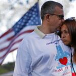Una pareja recuerda a las víctimas del 11-S durante el minuto de silencio que se guardó ayer en un parque de Nueva York