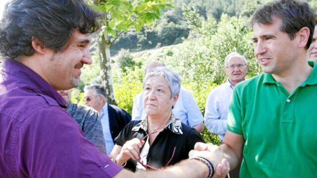 El secretario general de EA, Peio Urizar, saluda al hijo de Joxe Mari Korta, asesinado por ETA hace once años