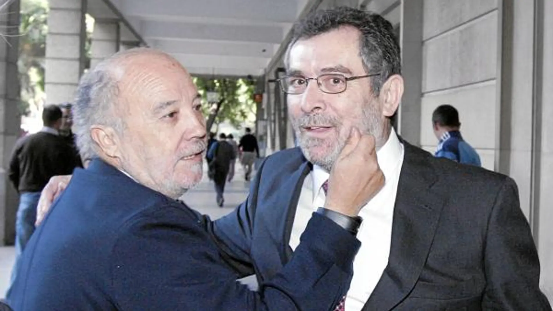 Antonio Rivas recibe el saludo de un amigo durante una de sus visitas a los juzgados