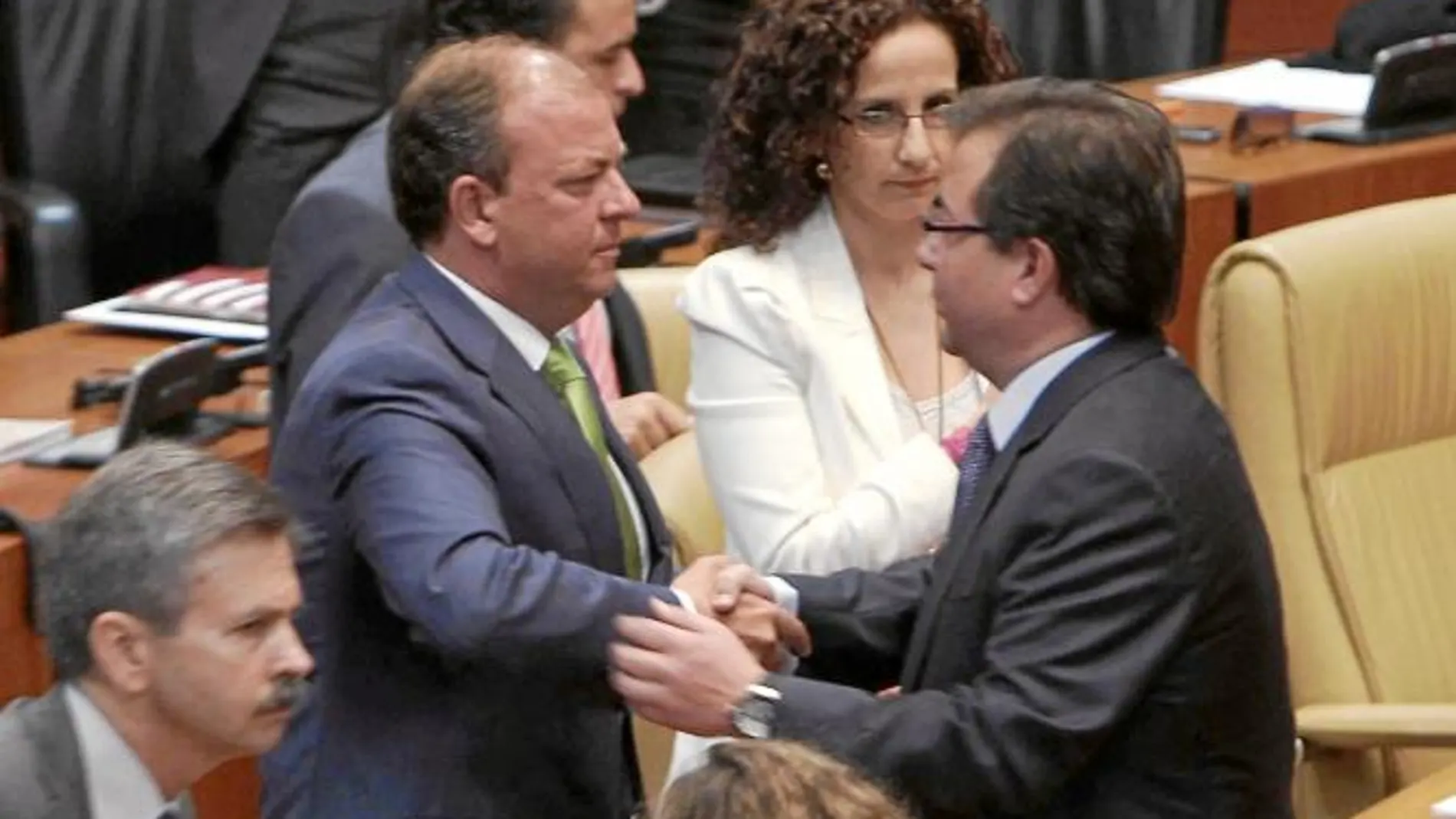 José Antonio Monago recibe la felicitación de Fernández Vara, ayer en el Parlamento extremeño