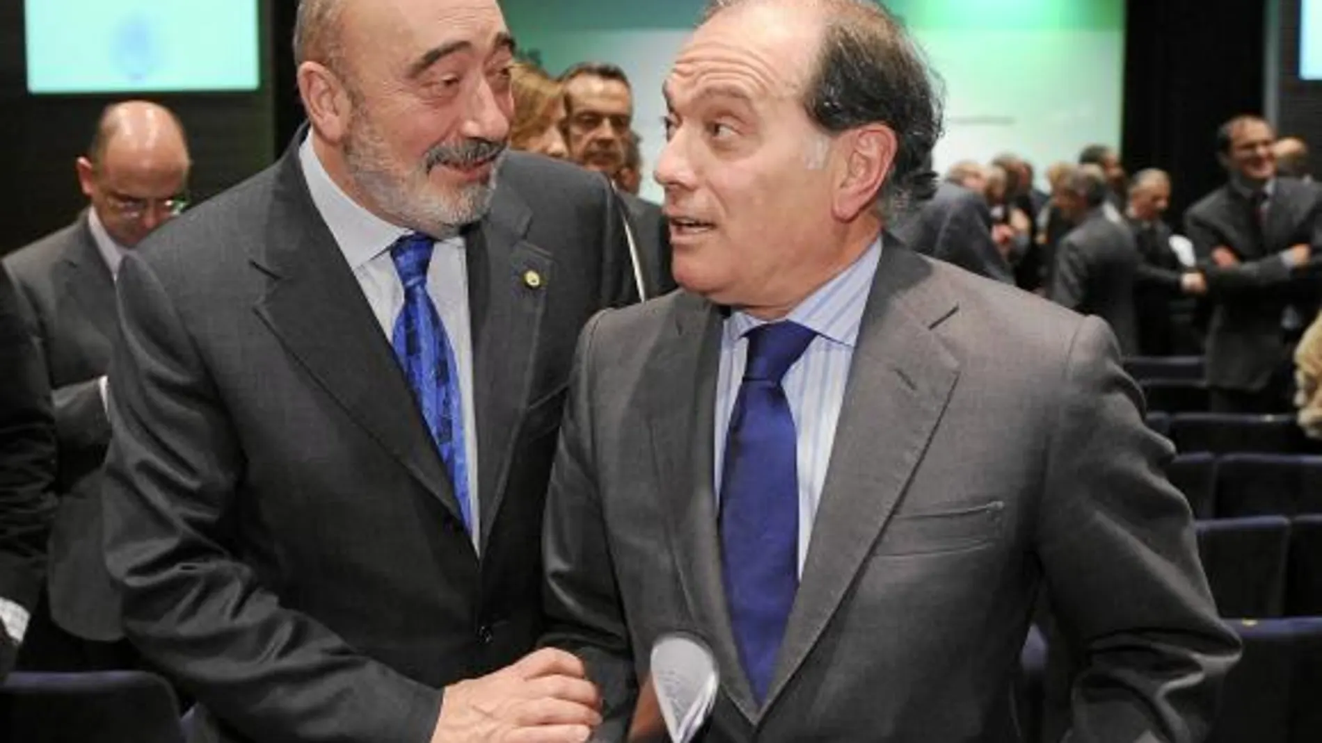 El presidente de Caja de Burgos, José María Arribas, junto al vicepresidente económico, Tomás Villanueva