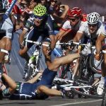 Caída de Manuel Erviti (Movistar) a pocos metros de la meta en el sprint final de la séptima etapa de la Vuelta ciclista a España