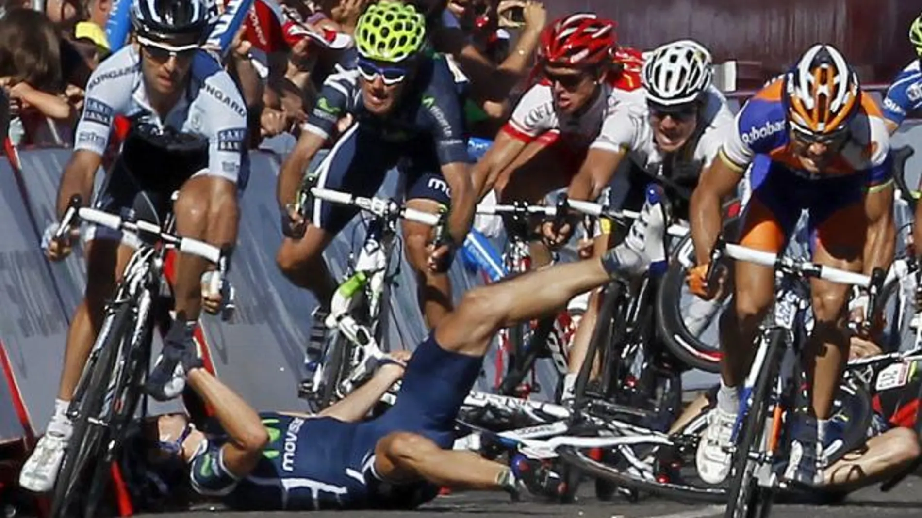 Caída de Manuel Erviti (Movistar) a pocos metros de la meta en el sprint final de la séptima etapa de la Vuelta ciclista a España