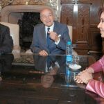 Antonio Brufau, presidente de Repsol, junto a Enrique Ezkenazi, segundo accionista de YPF, y la presidenta Cristina Kirchner