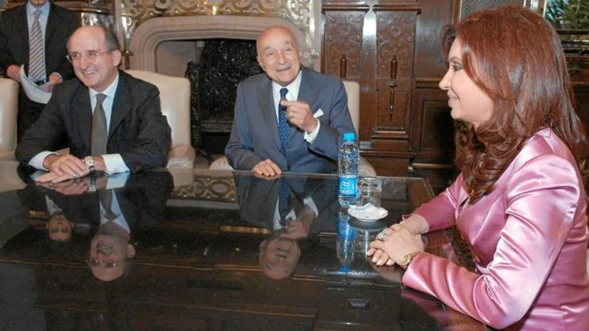 Antonio Brufau, presidente de Repsol, junto a Enrique Ezkenazi, segundo accionista de YPF, y la presidenta Cristina Kirchner