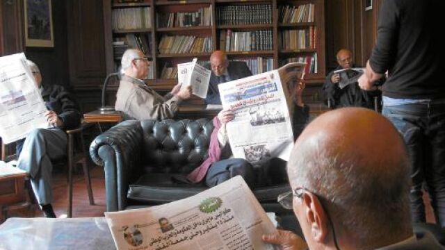 Varios socios en la sala de lectura del más exclusivo club cairota