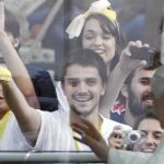 Un grupo de jóvenes aclama al Papa a su llegada a Zagreb