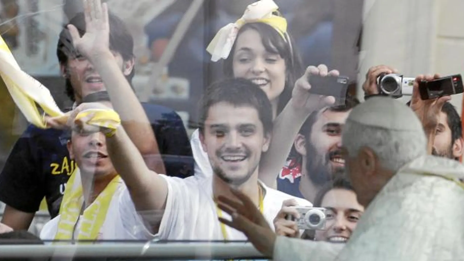 Un grupo de jóvenes aclama al Papa a su llegada a Zagreb