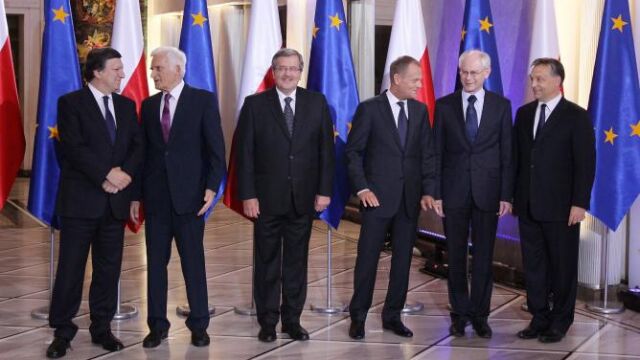El presidente de la Comisión Europea, José Manuel Durao Barroso (i); junto al presidente del Parlamento Europeo, Jerzy Buzek (2i); el presidente polaco Bronislaw Komorowski (3i); el primer ministro polaco, Donald Tusk (3d); el presidente del Parlamento Eu