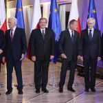 El presidente de la Comisión Europea, José Manuel Durao Barroso (i); junto al presidente del Parlamento Europeo, Jerzy Buzek (2i); el presidente polaco Bronislaw Komorowski (3i); el primer ministro polaco, Donald Tusk (3d); el presidente del Parlamento Eu