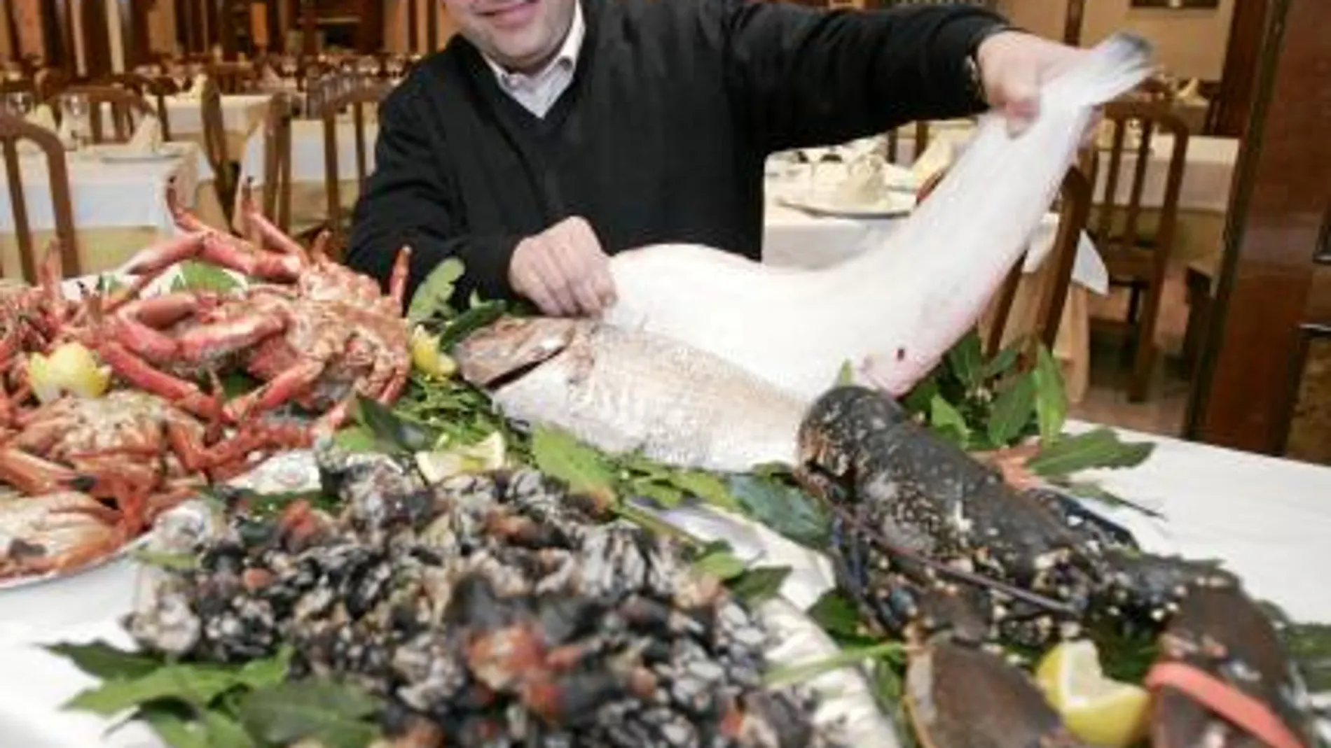 José Manuel Fernández muestra un lenguado en una mesa de mariscos