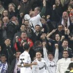 Los jugadores del Real Madrid, el centrocampista alemán Mesut Ozil (d) y el delantero argentino, Di Maria, celebran el tercer gol del equipo blanco