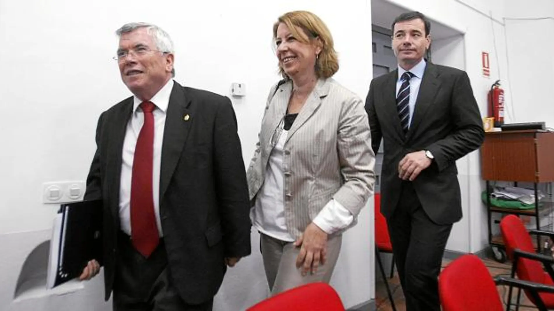 Tomás Gómez y varios miembros de su Ejecutiva se reunieron ayer en Getafe con los candidatos del PSOE que precisan pactos con otras formaciones para gobernar