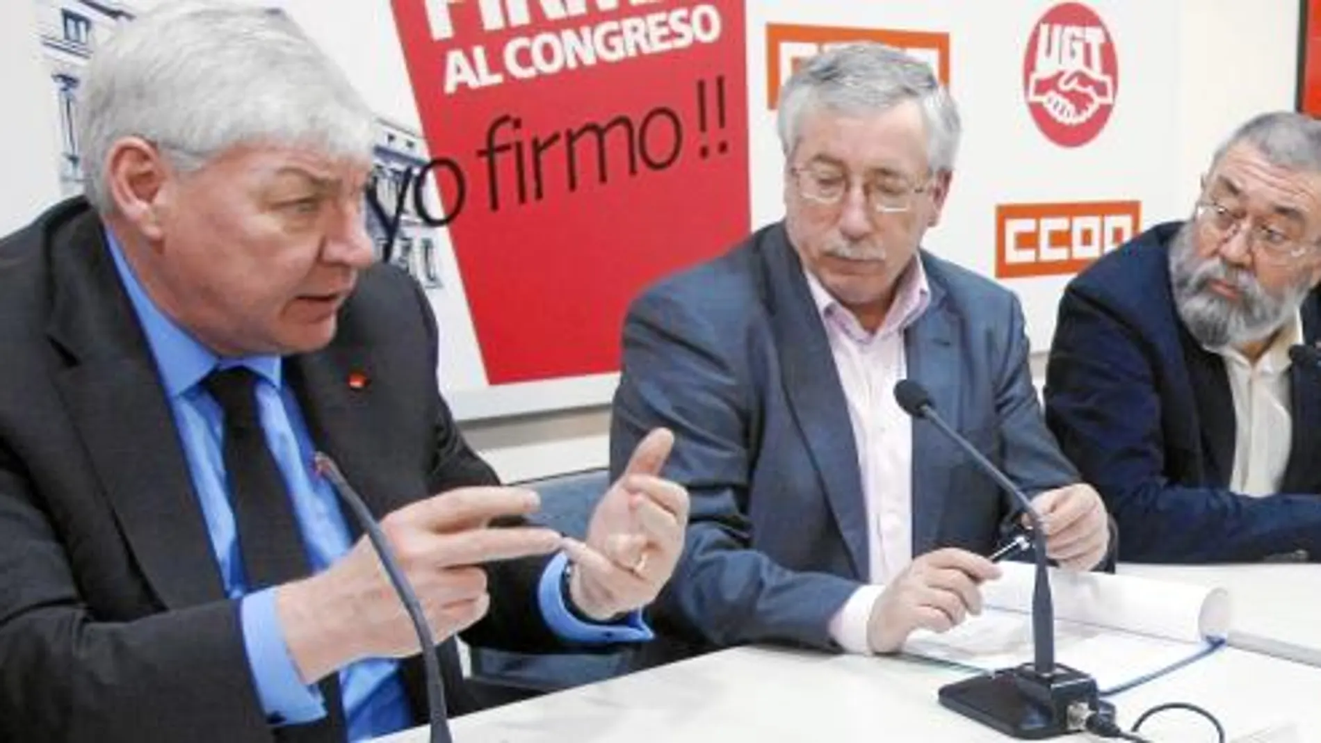 Michael Sommer, representante de los sindicatos alemanes, ayer, junto a Ignacio Fernández Toxo (CC OO) y Cándido Méndez (UGT), a los que dejó en evidencia por su forma de financiación