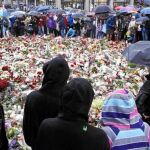 El país sigue conmocionado y ayer mostró su dolor depositando cientos de flores en recuerdo de las víctimas a las puertas de la catedral de Oslo