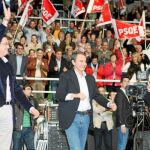 José Luis Rodríguez Zapatero y Óscar López saludan a los asistentes del acto de Ponferrada
