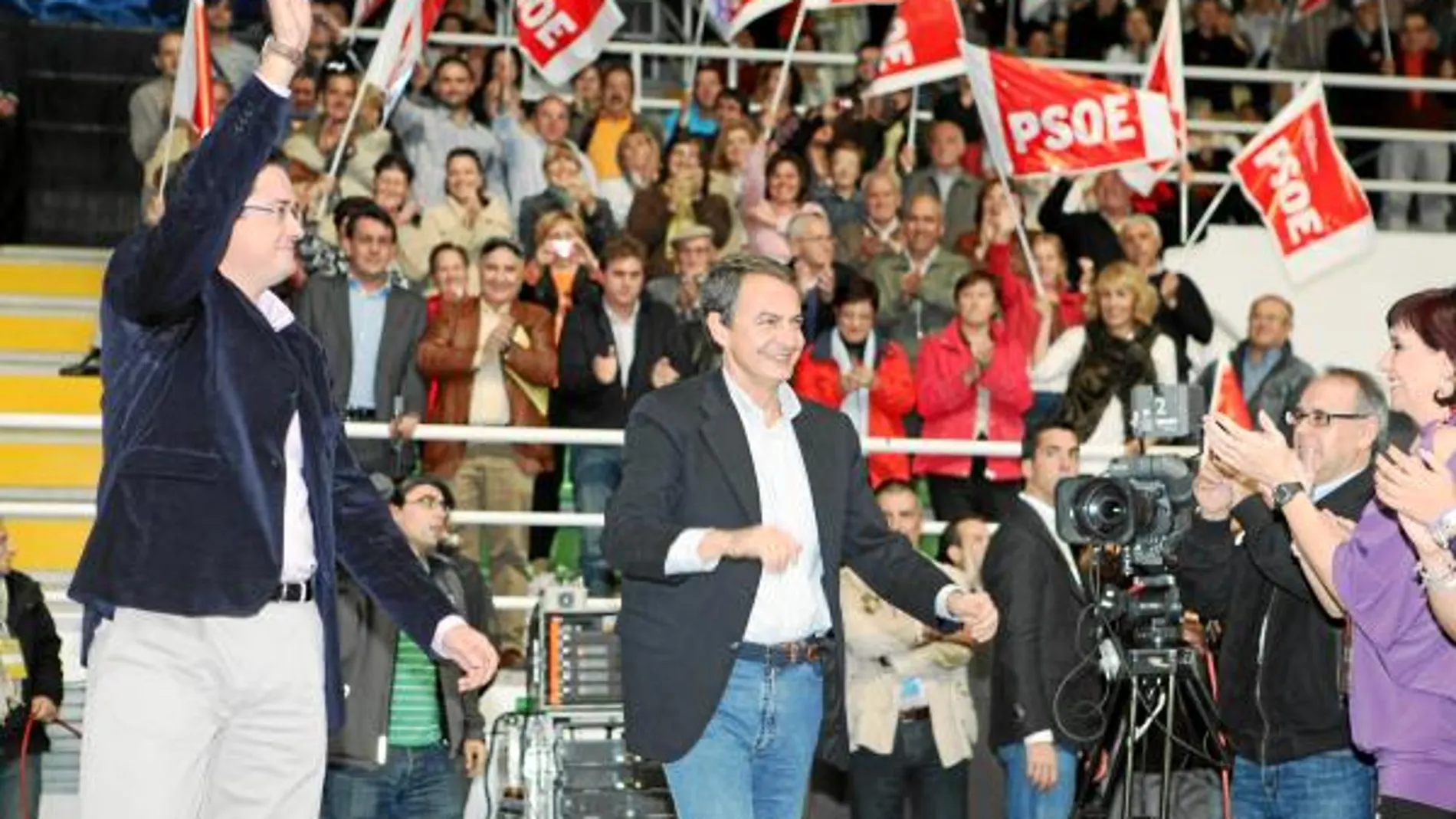 José Luis Rodríguez Zapatero y Óscar López saludan a los asistentes del acto de Ponferrada