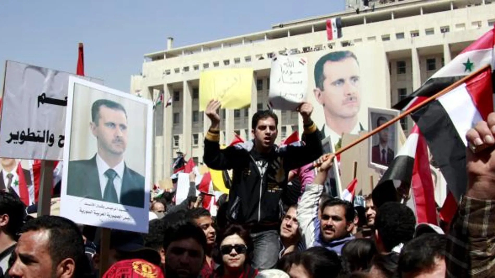 Las protestas en confra y al favor del presidente sirio recorren el país