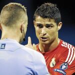 Cristiano dialoga con uno de los colegiados del Dinamo-Real Madrid