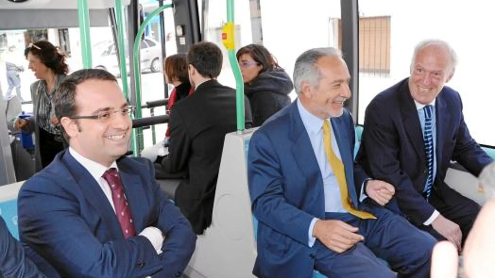 El consejero de Transportes, José Ignacio Echevarría, y el alcalde de Móstoles, Esteban Parro, firmaron un convenio para ampliar las rutas
