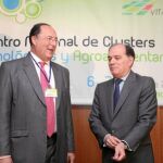 El vicepresidente económico, Tomás Villanueva, inaugura, junto a Carlos Moro, el I Encuentro Nacional de Clusters