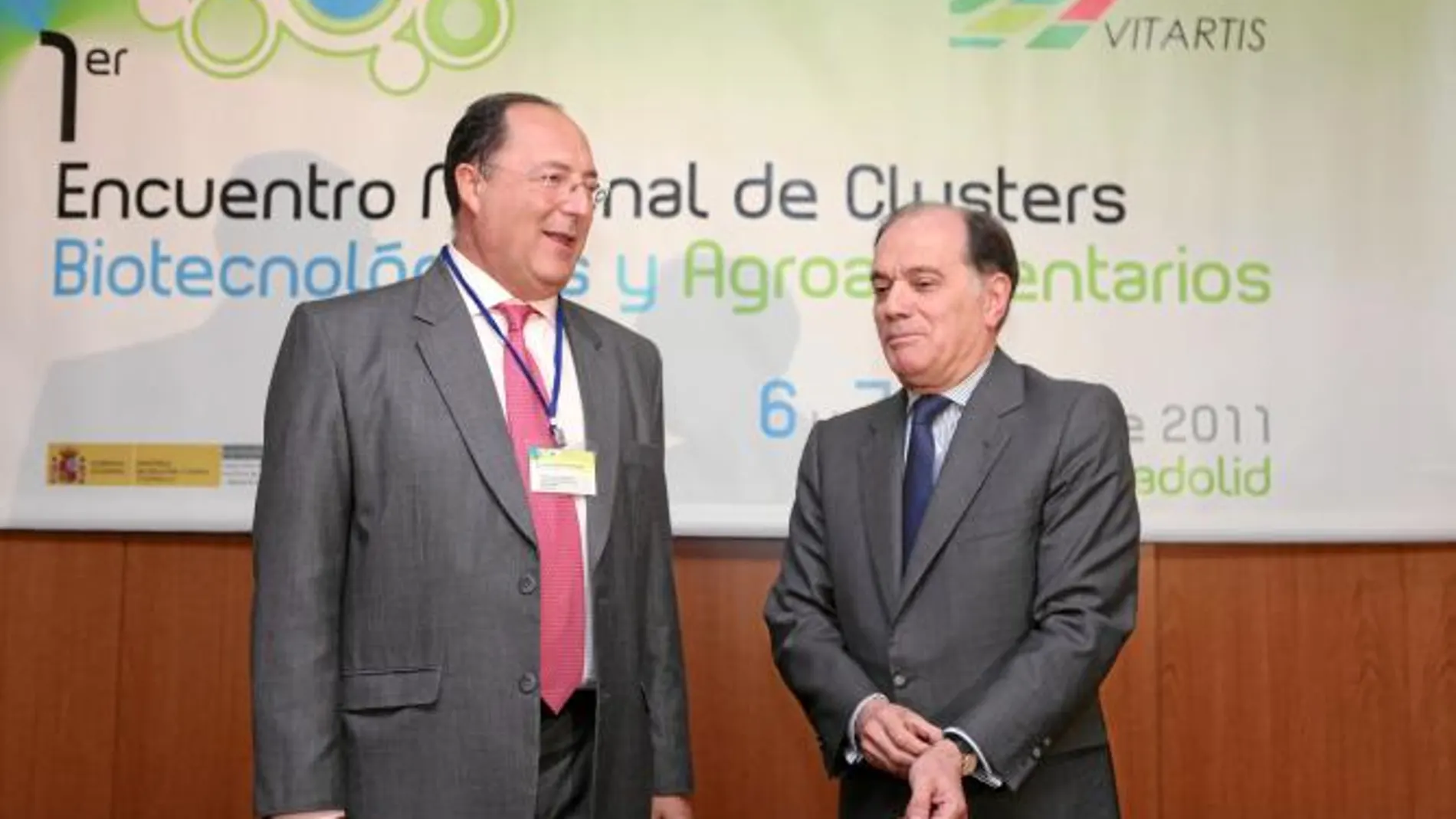 El vicepresidente económico, Tomás Villanueva, inaugura, junto a Carlos Moro, el I Encuentro Nacional de Clusters