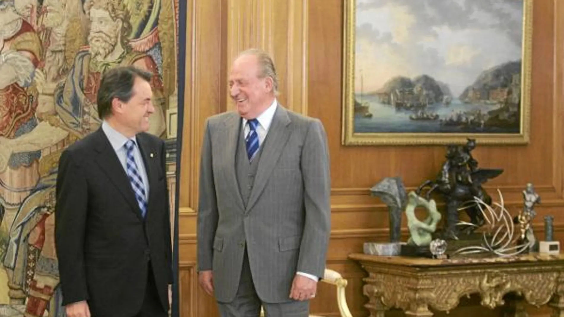 El Rey conduce a Artur Mas al Salón de Audiencias de la Zarzuela tras felicitarlo por su 55 cumpleaños