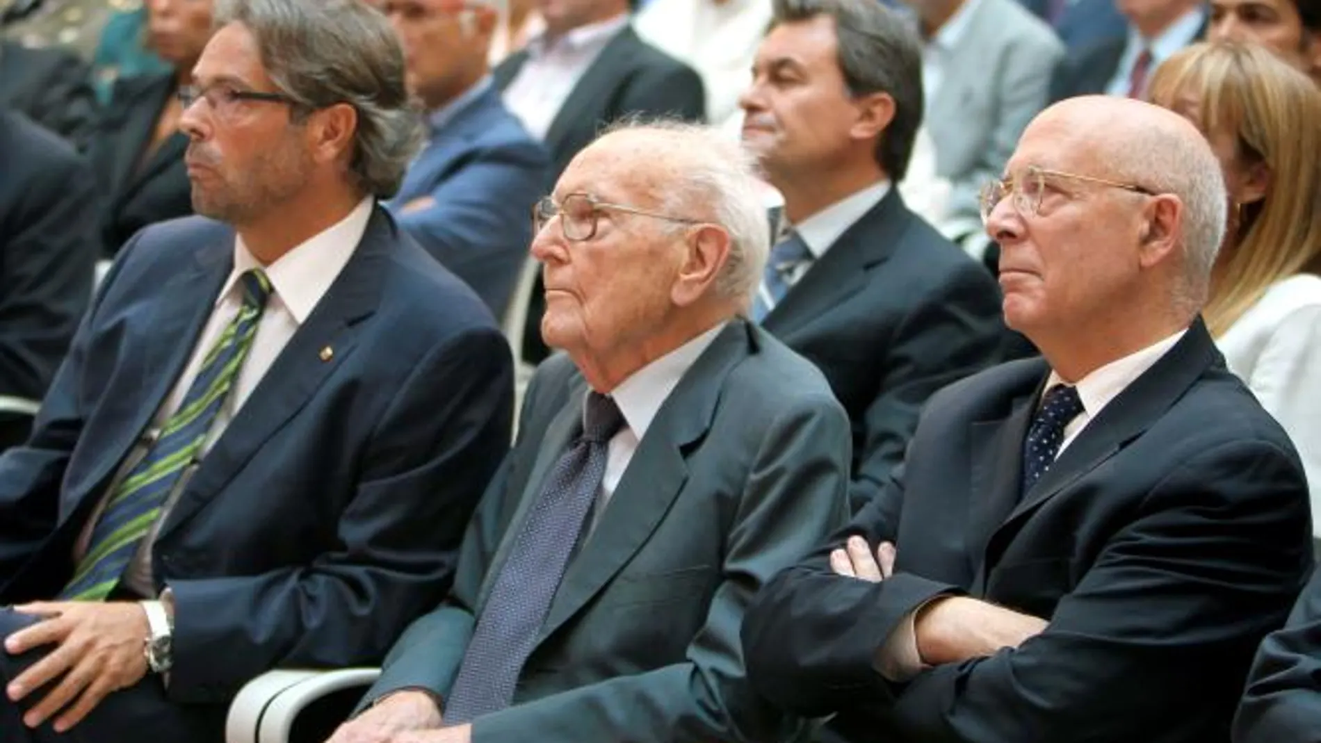 Fotografía de archivo del 10/9/10 del que fuera líder de Esquerra Publicana de Cataluña (ERC) y primer presidente del Parlamento catalán tras la transición, Heribert Barrera (c), que ha falleció a los 94 años.