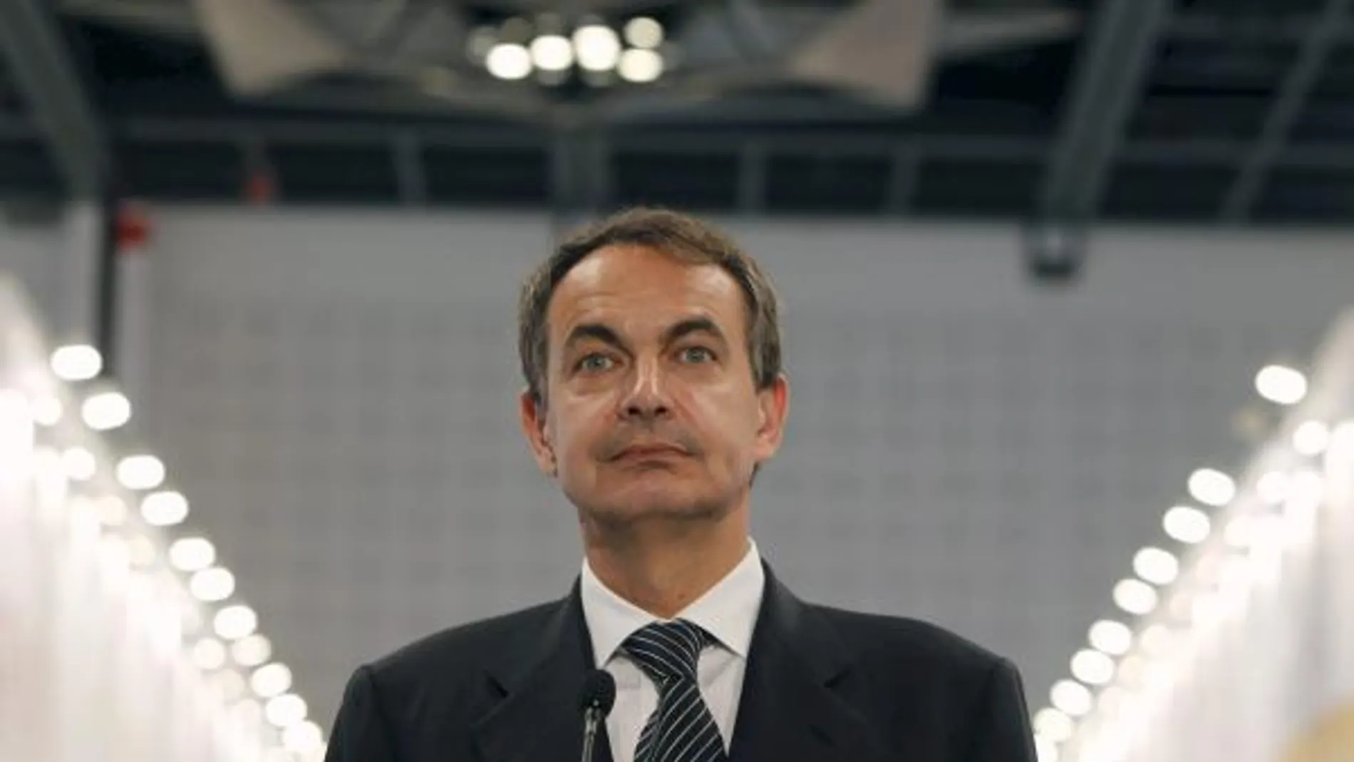 Zapatero llega a Túnez para ofrecer apoyo técnico y económico a la transición