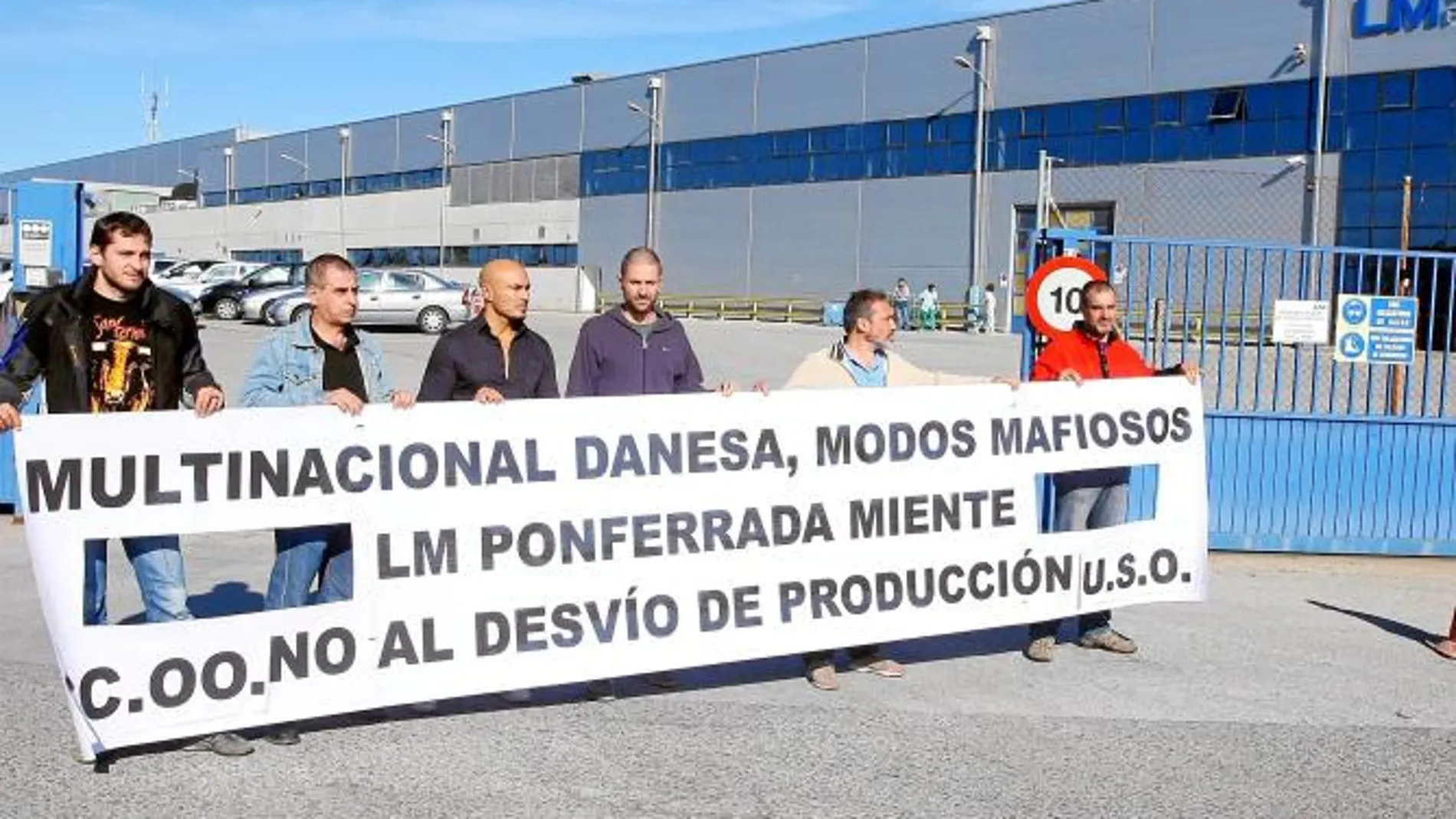 Un grupo de trabajadores se manifiesta ante la sede de LM en Ponferrada por su posible desmantelamiento
