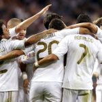 Los jugadores celebran el gol de Hugaín, cuarto y último del Madrid