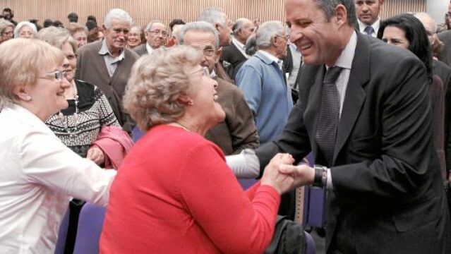 El presidente ayer durante el encuentro con los pensionistas