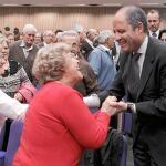 El presidente ayer durante el encuentro con los pensionistas