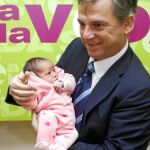 Antonio Torres posa con un niño que pudo nacer gracias a la labor desempeñada en los centros de RedMadre