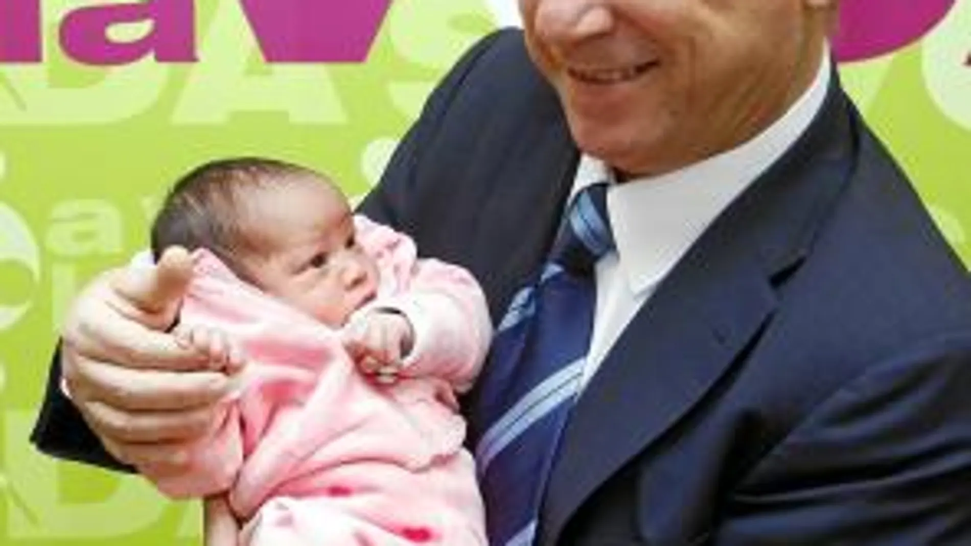 Antonio Torres posa con un niño que pudo nacer gracias a la labor desempeñada en los centros de RedMadre